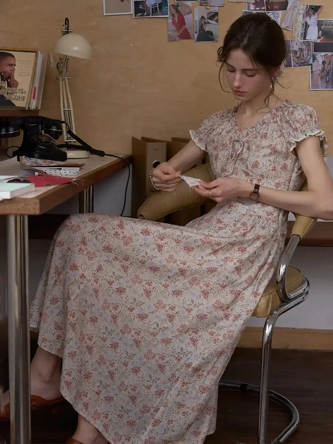 Gedetailleerde weergave van de bloemenprint op deze stijlvolle dames zomerjurk met V-hals.