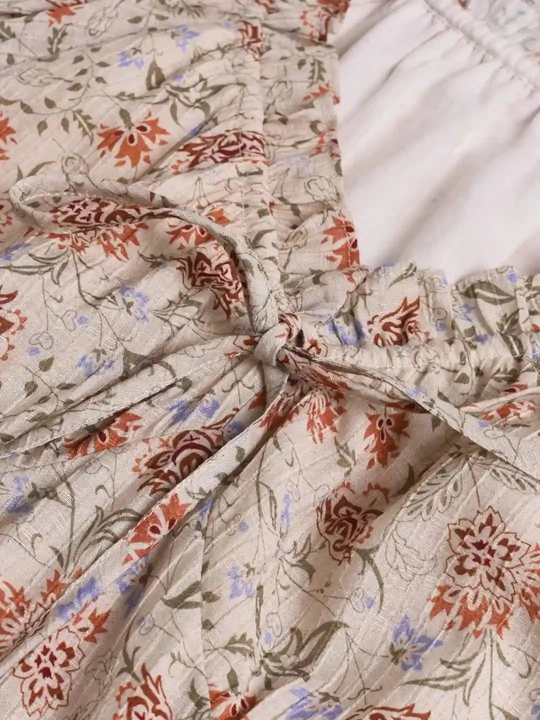 Dames midi jurk: bloemenprint, V-hals en korte mouwen voor een modieuze zomerlook.