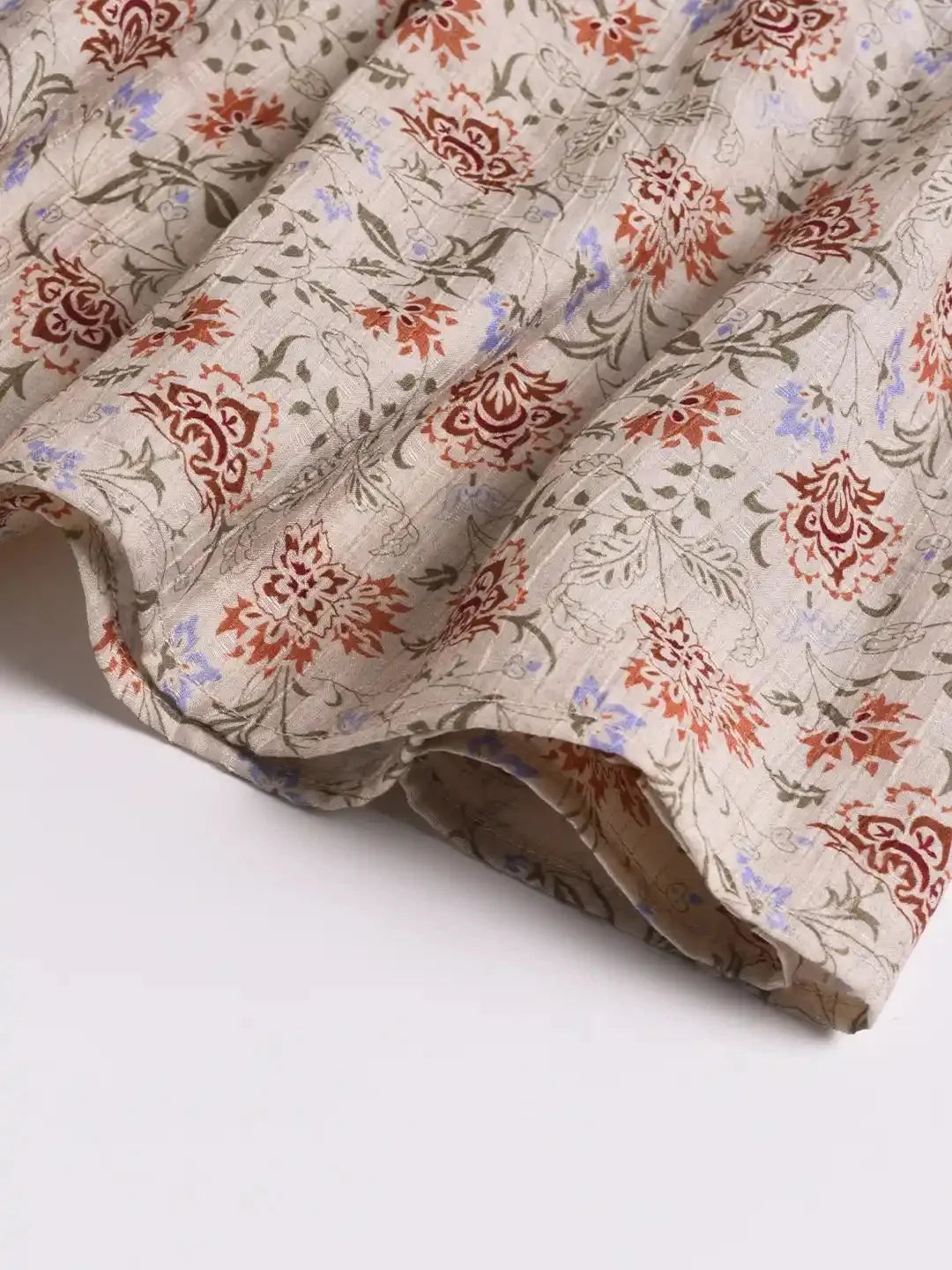 Perfecte casual bloemenprint midi jurk met V-hals en korte mouwen voor comfort en stijl.
