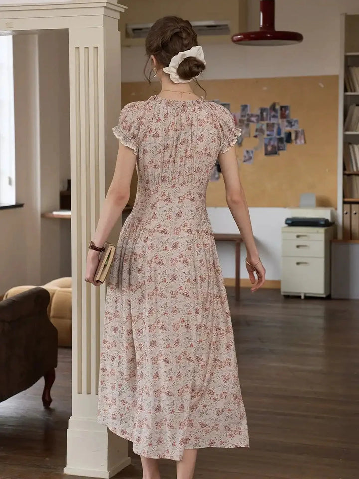 Comfortabele dames midi jurk met korte mouwen, V-hals en all-over bloemenprint.