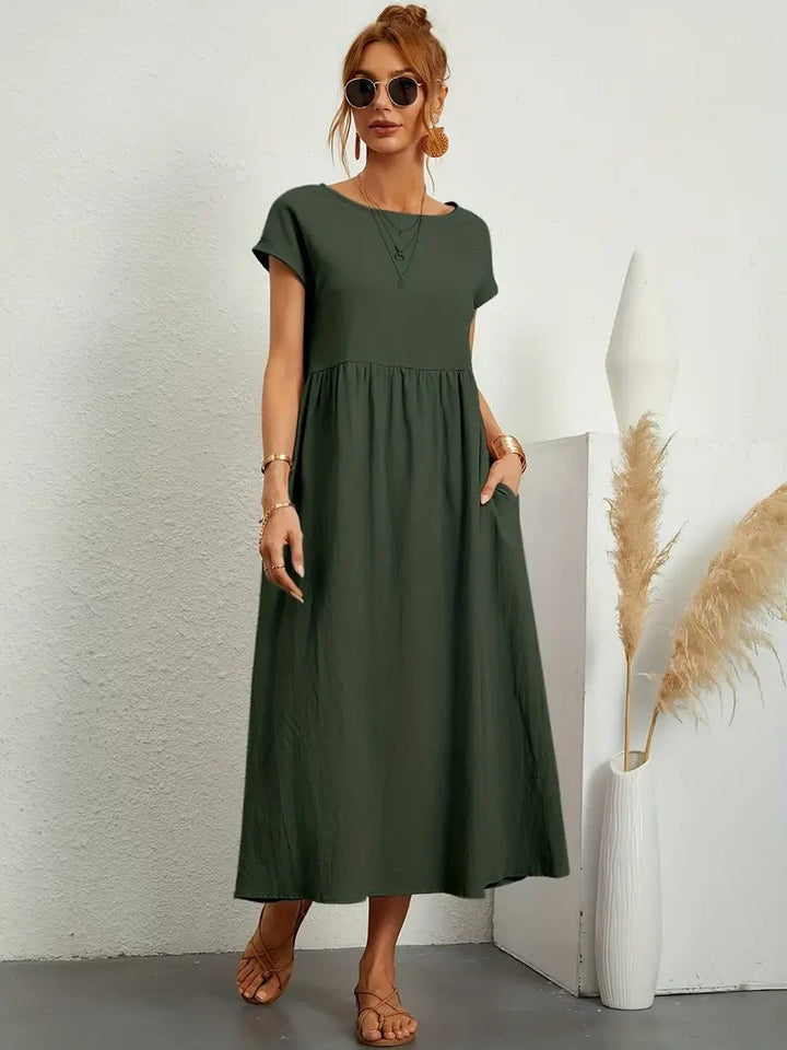 Geplooide midi jurk met korte mouwen en zakken voor dames. Ideaal voor casual chic.