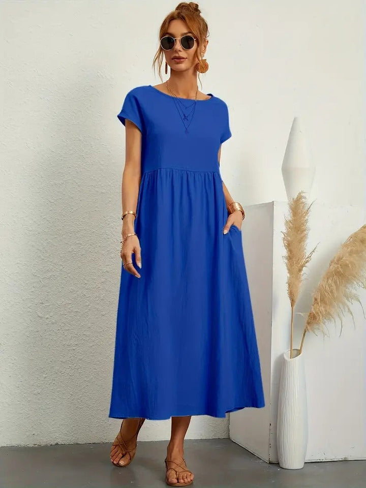 Zomer midi jurk met korte mouwen, geplooide rok, ronde hals en handige zakken.