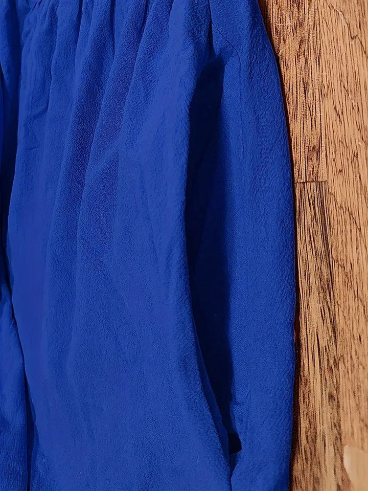 Casual blauwe midi jurk voor dames met korte mouwen, zakken en een geplooide rok.