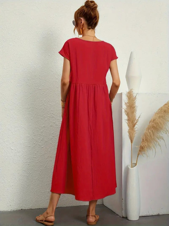 Geplooide zomerjurk voor dames, midi lengte, korte mouwen en functionele zakken.