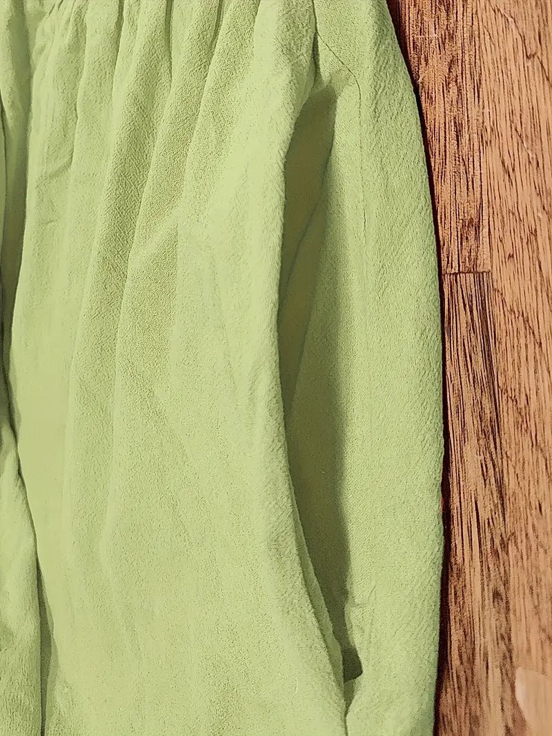 Casual zwarte midi jurk met korte mouwen, geplooide rok en zakken voor dames.