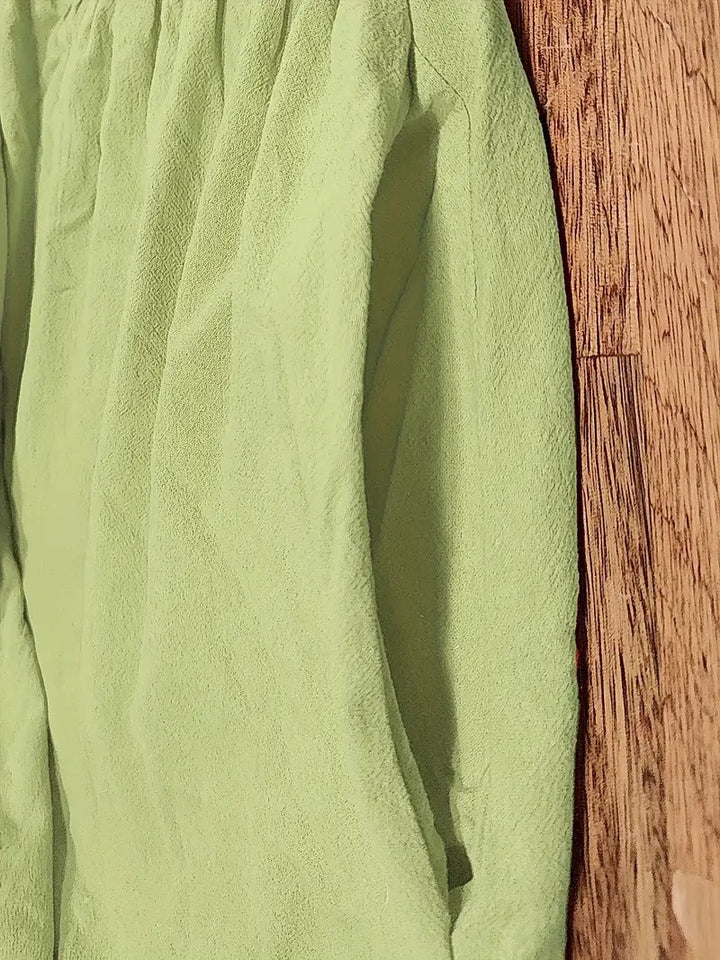 Casual zwarte midi jurk met korte mouwen, geplooide rok en zakken voor dames.
