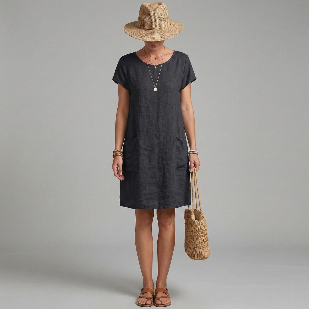 Comfortabele dames jurk met relaxed fit, korte mouwen en handige zakken voor dagelijks gebruik.