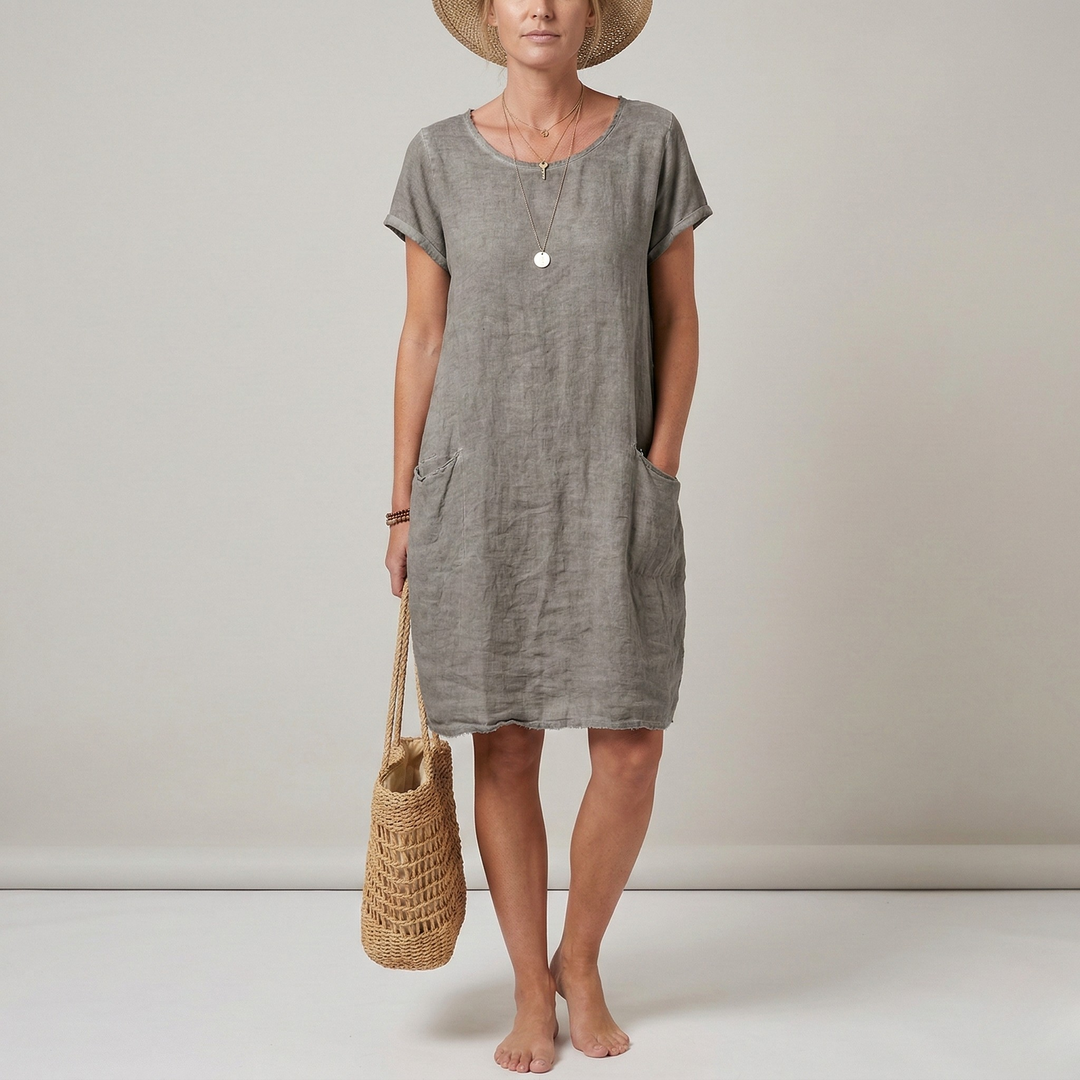 Moderne dames jurk met korte mouw en ronde hals, voorzien van praktische zakken, perfect voor warm weer.