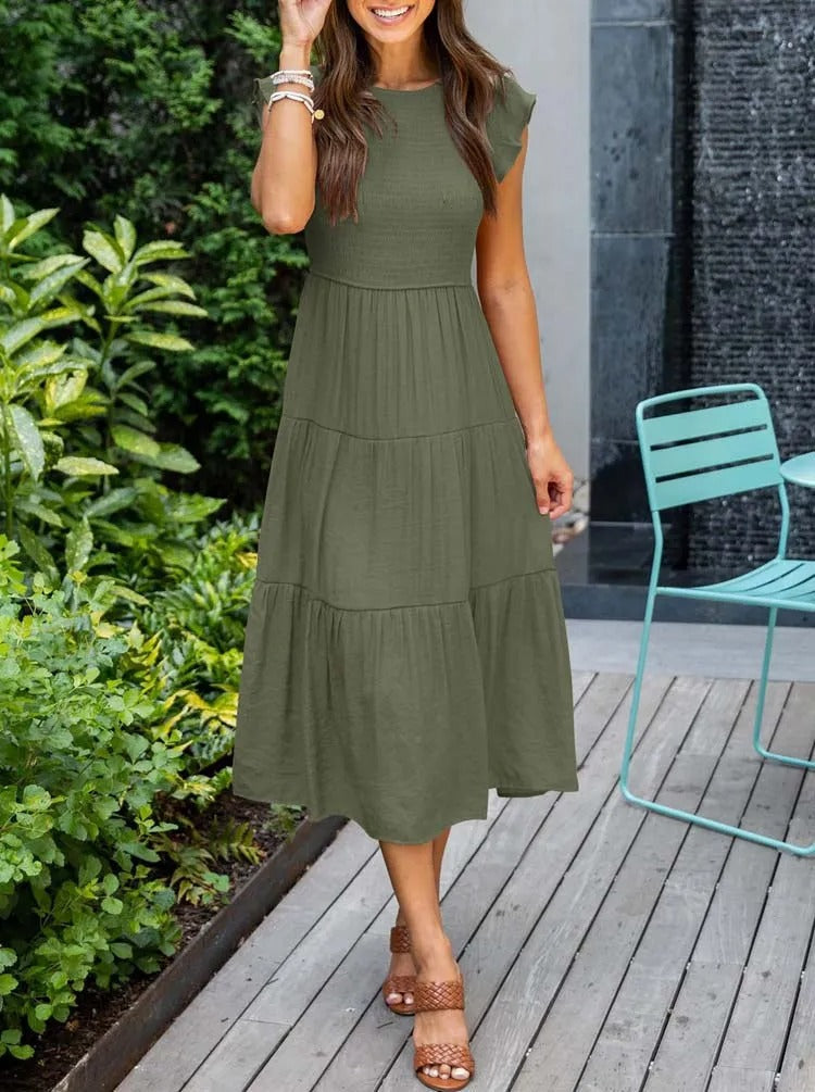 Vrouwelijke midi jurk met vlindermouwen, een must-have voor zomerse mode en comfort.