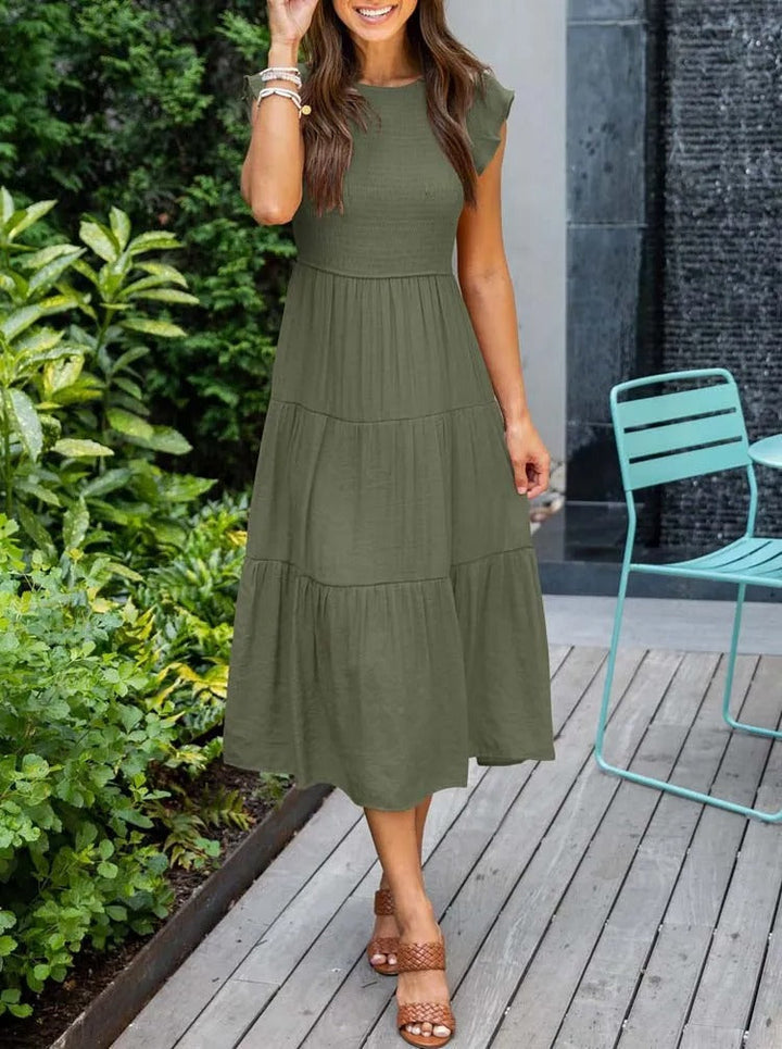 Vrouwelijke midi jurk met vlindermouwen, een must-have voor zomerse mode en comfort.