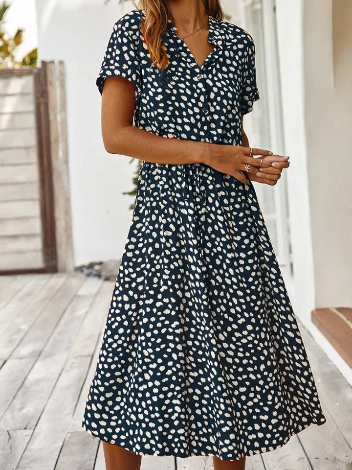 Elegante dames zomerjurk, midi lengte, korte mouwen, trendy detail en zachte stof.