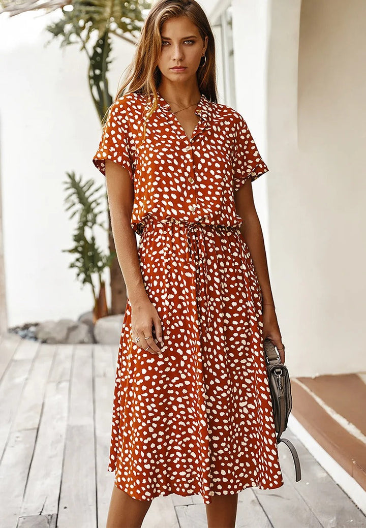 Zomerse damesjurk, midi model, korte mouwen, elegant en comfortabel voor overdag en 's avonds.