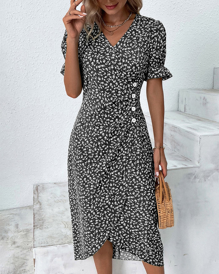 Dames midi zomerjurk met vrolijke bloemenprint en elegante V-hals; perfect voor warme dagen.