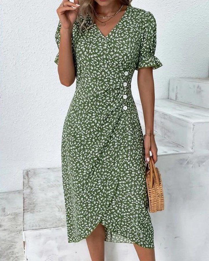 Comfortabele vrouwenmode: zomerse midi bloemenjurk met V-hals en korte mouwen. Elegante look.