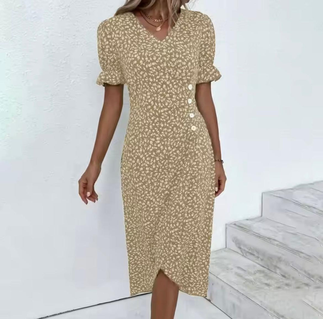 Trendy dames bloemenjurk in midi lengte, casual of voor een feestje, met V-hals en korte mouw.