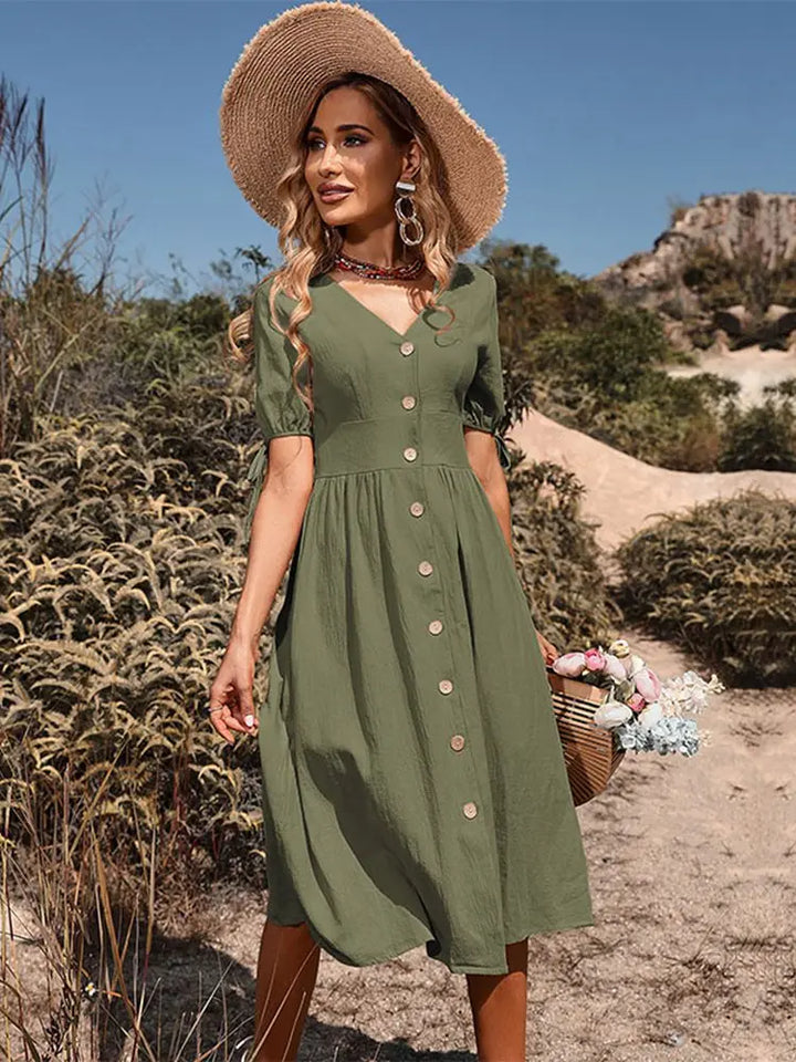 Dames midi zonnejurk met knoopsluiting en V-hals. Comfortabel en elegant voor zomerse dagen.