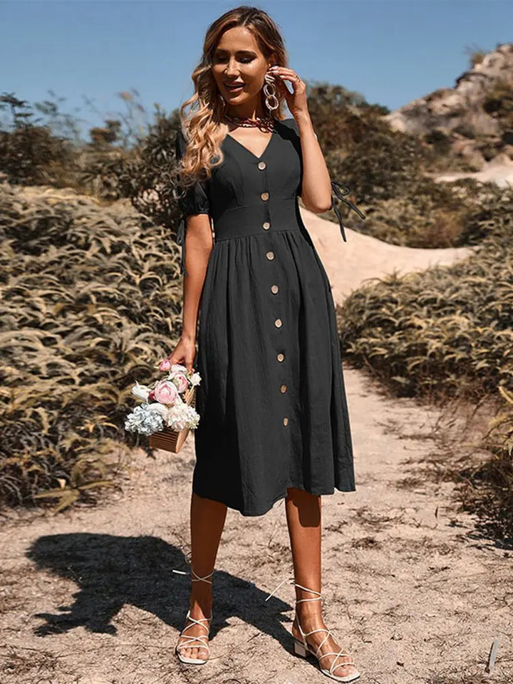 Comfortabele dames midi jurk met knoopsluiting. Een modieuze zomerjurk, perfect voor elke gelegenheid.