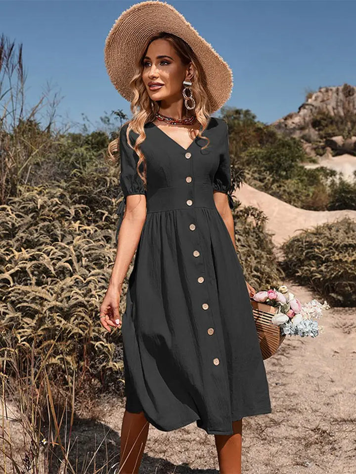 Elegante en veelzijdige dames midi zonnejurk met knoopsluiting. Perfect als casual of strandjurk.