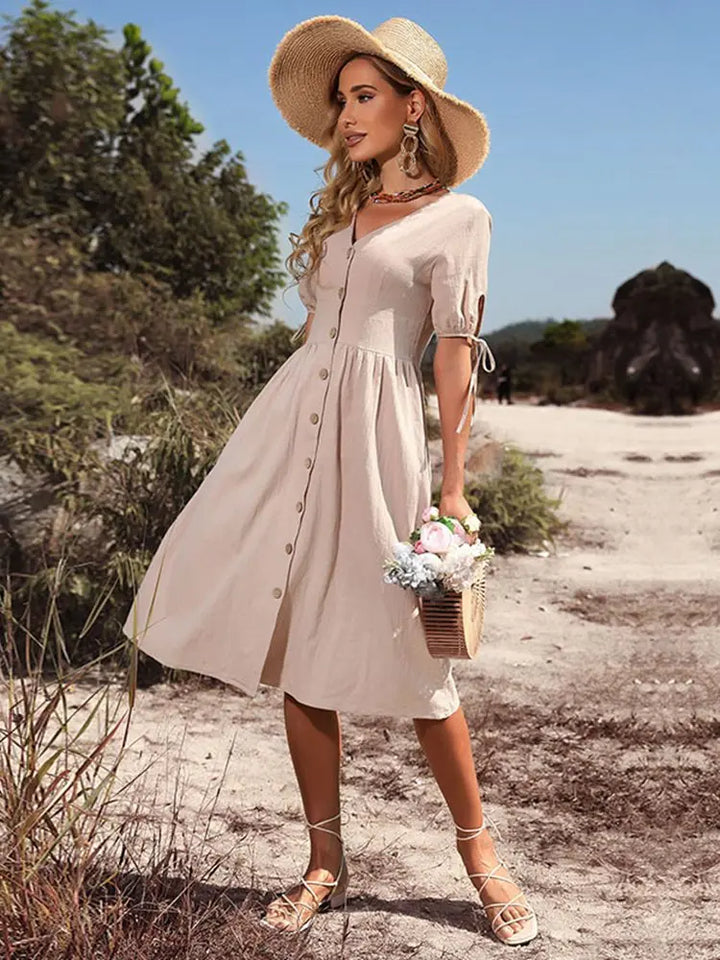 Trendy dames midi jurk met knoopsluiting. Een comfortabele V-hals zomerjurk, essentieel voor je garderobe.