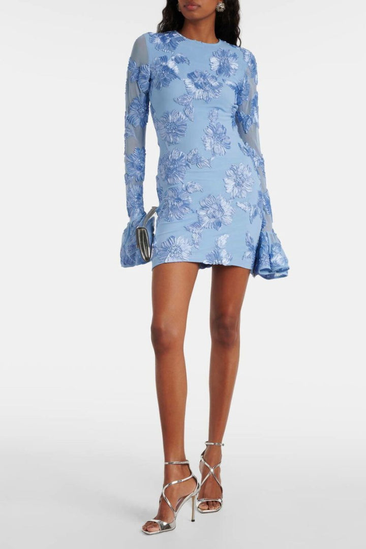 Luchtige dames minijurk met verfijnd bloemen borduurwerk. Perfecte zomerstijl casual of feest.