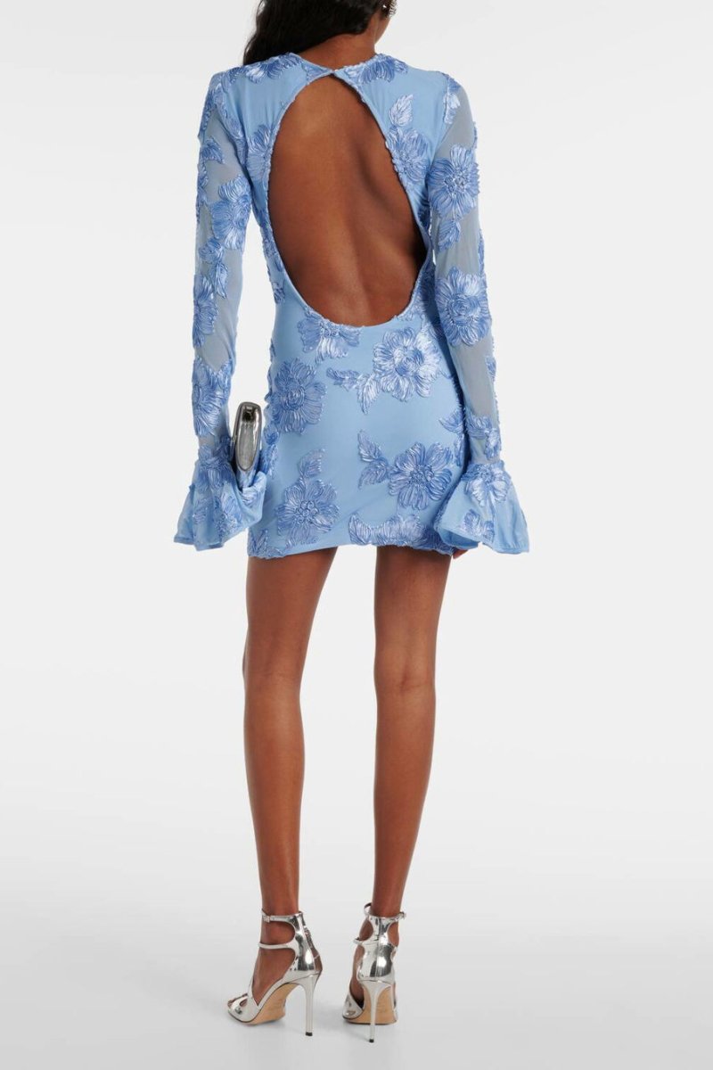 Stijlvolle dames minijurk met elegant bloemendesign en borduurwerk. Trendy voor de zomer.