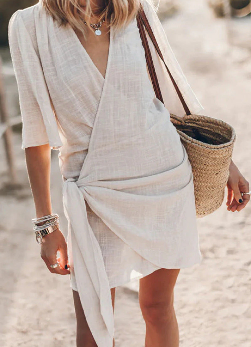 Dames mini zomerjurk met geknoopte wikkelstijl en V-hals, ideaal voor casual lente- en zomerdagen.