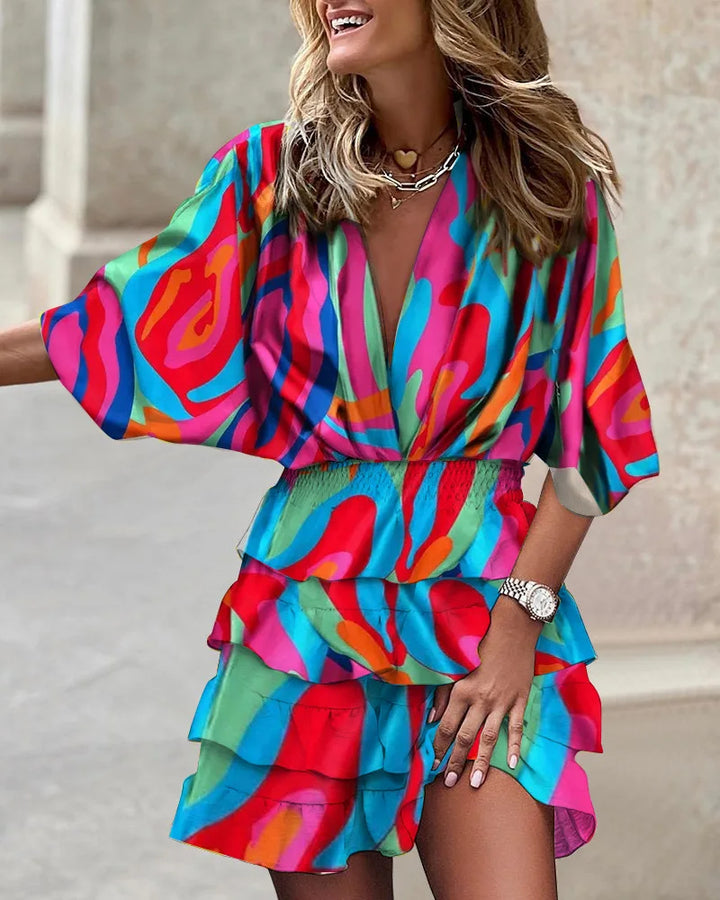 Close-up van een dames mini zomerjurk met levendige print, elastische taille en korte mouwen voor de zomer.