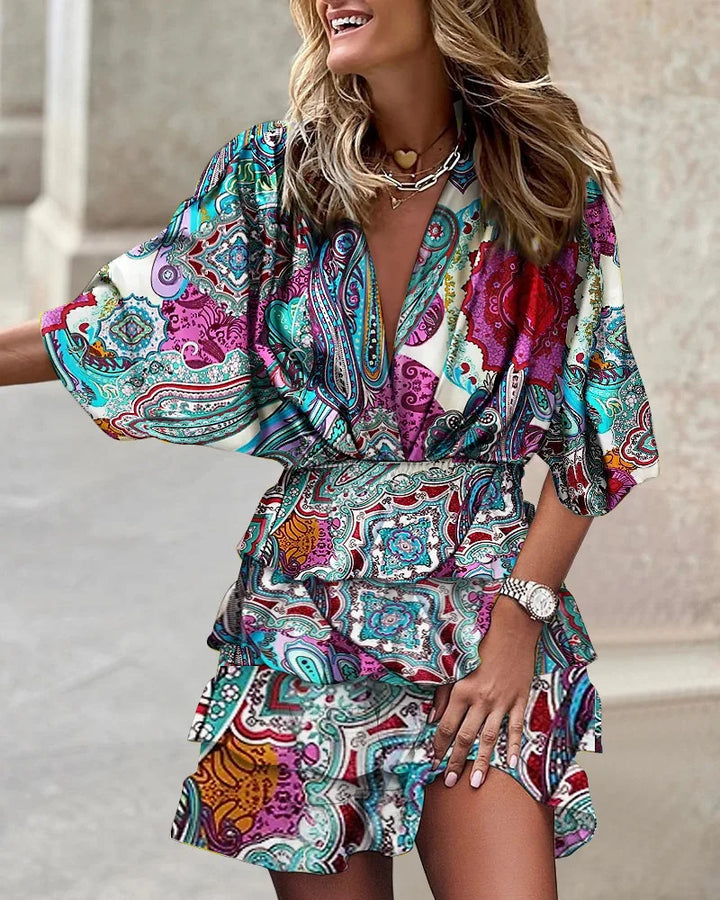 Flatterende dames minijurk met unieke print en elastische taille, een trendy keuze voor de warme zomerdagen.