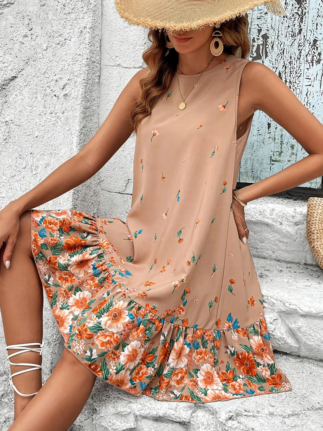 Elegante kaki mini jurk voor dames, mouwloos met luchtige bloemenprint, perfect voor warme zomerdagen.