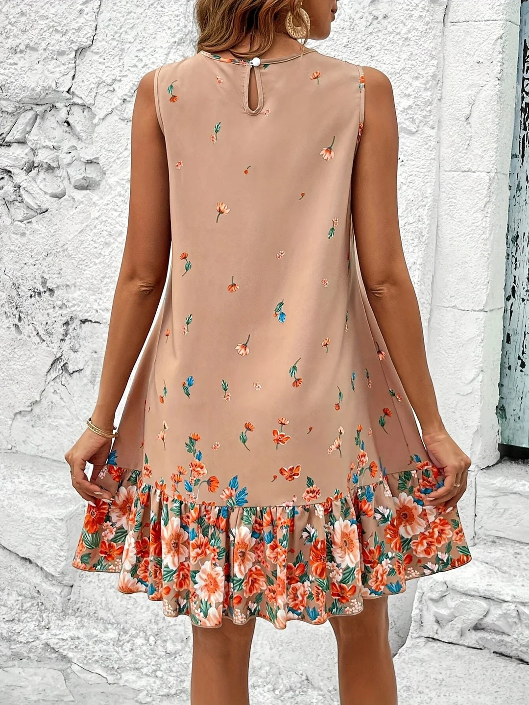 Luchtige mouwloze dames zomerjurk met bloemenprint, comfortabel en casual voor een warme vakantie.