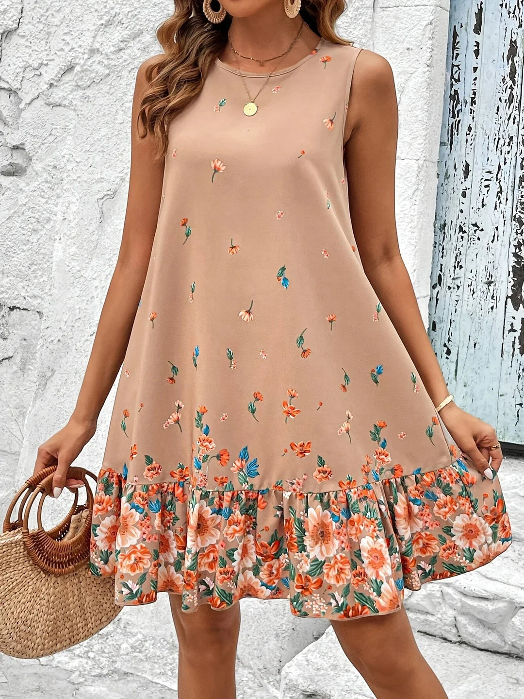 Stijlvolle dames bloemenjurk, mouwloos en elegant, perfect als casual zomerjurkje of strandoutfit.