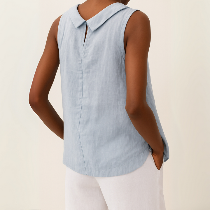 Mouwloze dames blouse met chique rolkraag en modieuze rechte pasvorm, zeer veelzijdig.