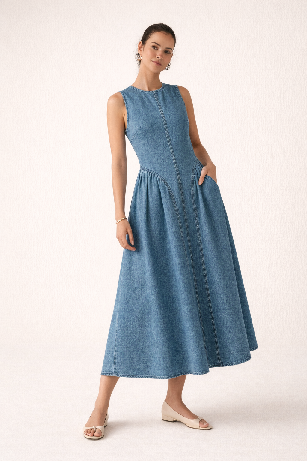 Blauwe dames midi jurk, mouwloos en comfortabel. Perfect als strandjurk of casual zomerjurk.