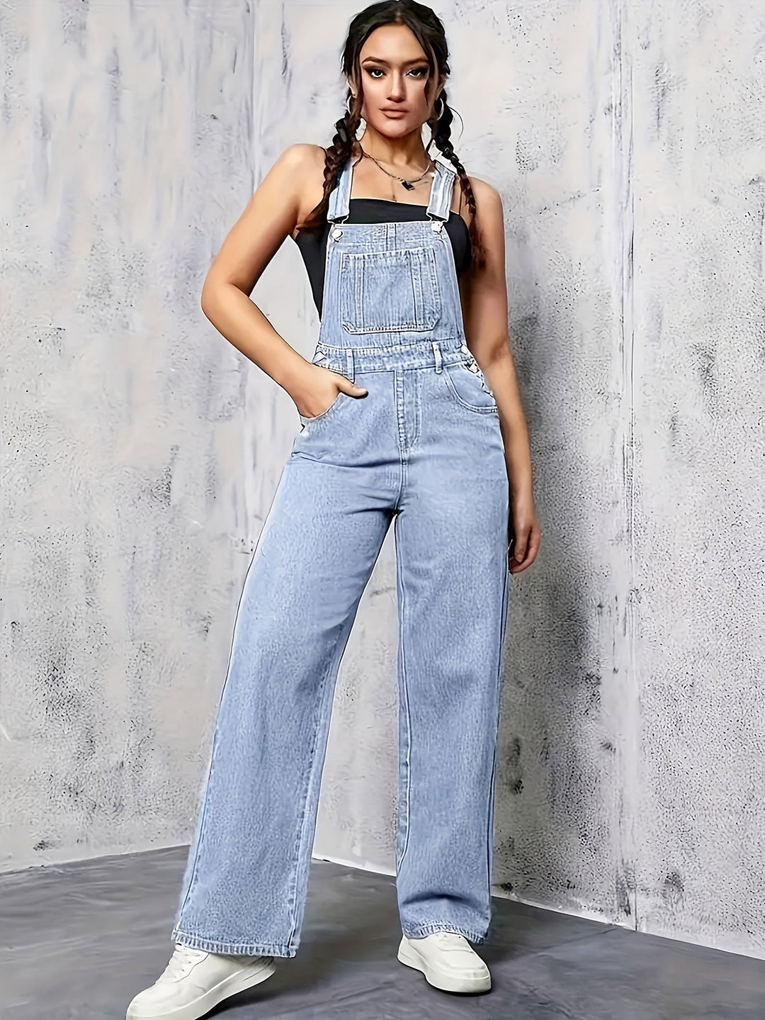Modieuze dames blauwe spijkeroverall, mouwloos met wijde pijpen. Perfecte jumpsuit voor zomerse dagen en casual mode.