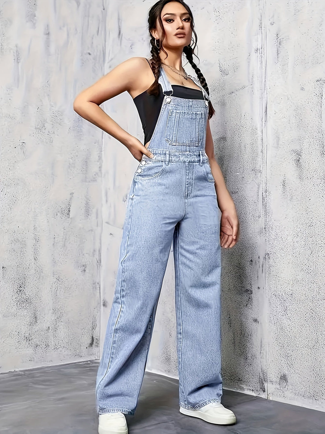 Casual dames spijkeroverall met mouwloze top en wijde pijpen. Deze blauwe jumpsuit is comfortabel en veelzijdig voor de zomer.