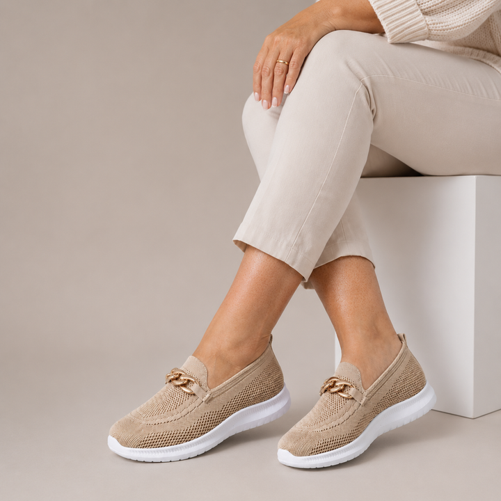 Zwarte ademende dames instappers, orthopedisch ontwerp met lichtgewicht comfort en stevige voetsteun.
