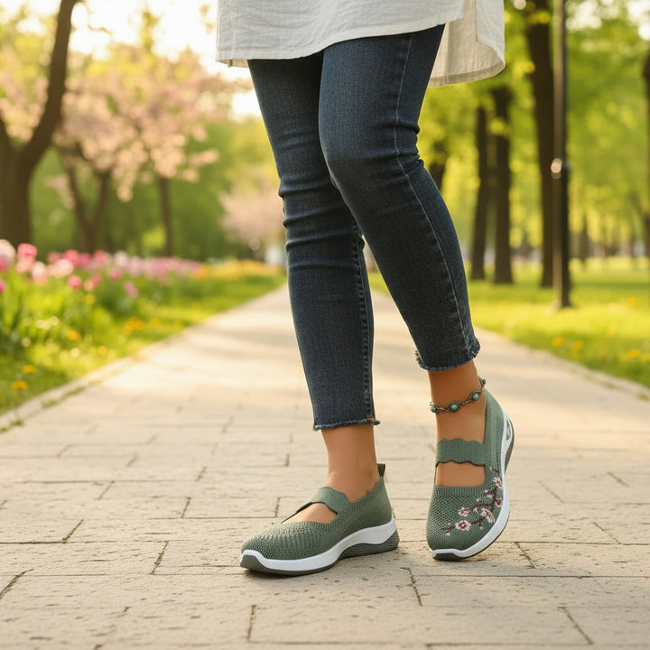 Dames comfort instappers, orthopedisch ontwerp met ademend mesh voor optimale ondersteuning bij brede voeten.