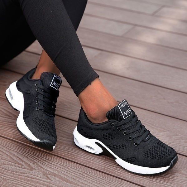 Dames orthopedische schoenen, zwart, voor comfort en voetondersteuning bij dagelijks gebruik en wandelen.