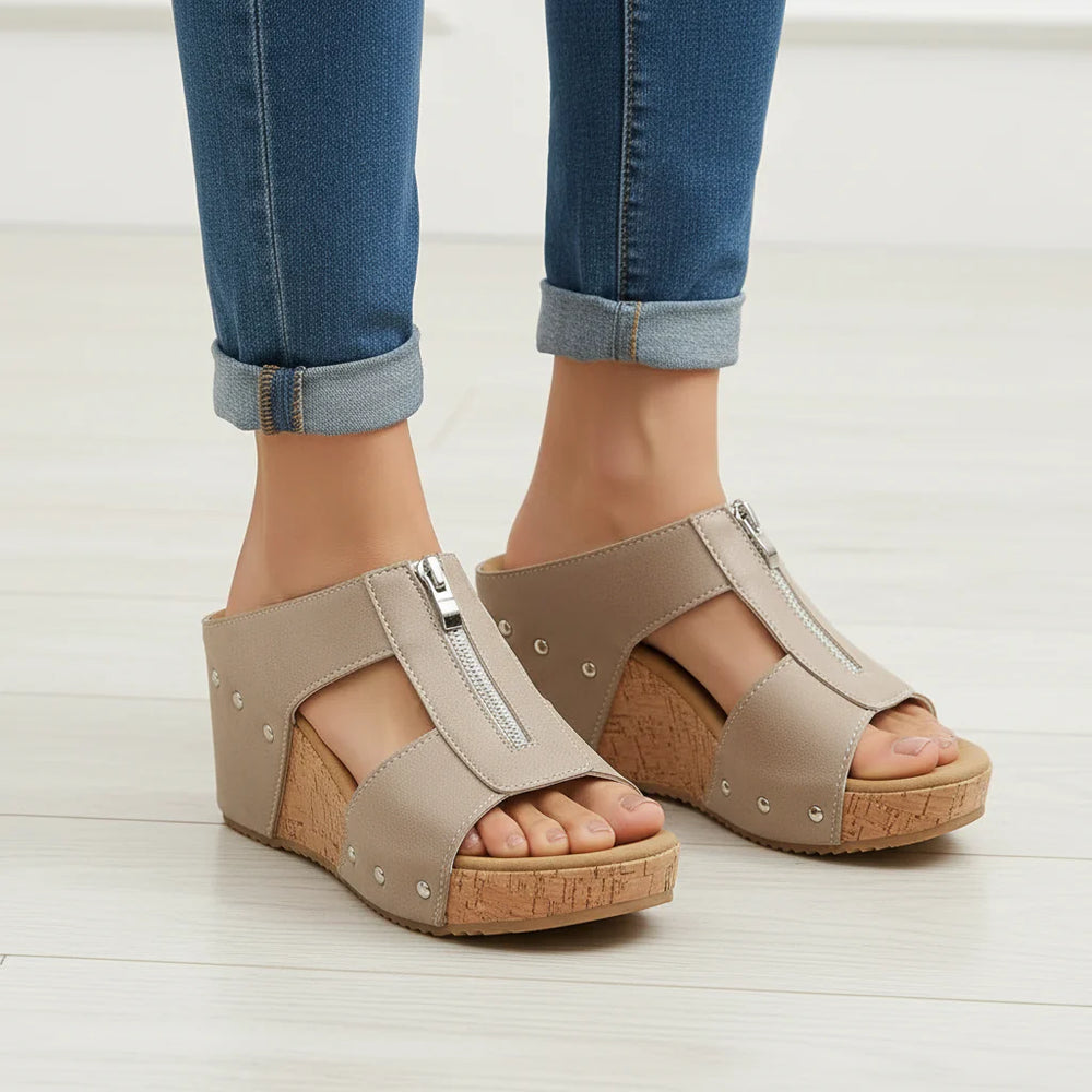 Stijlvolle beige orthopedische dames sandalen met sleehak. Comfortabele zomerschoenen met voetondersteuning.