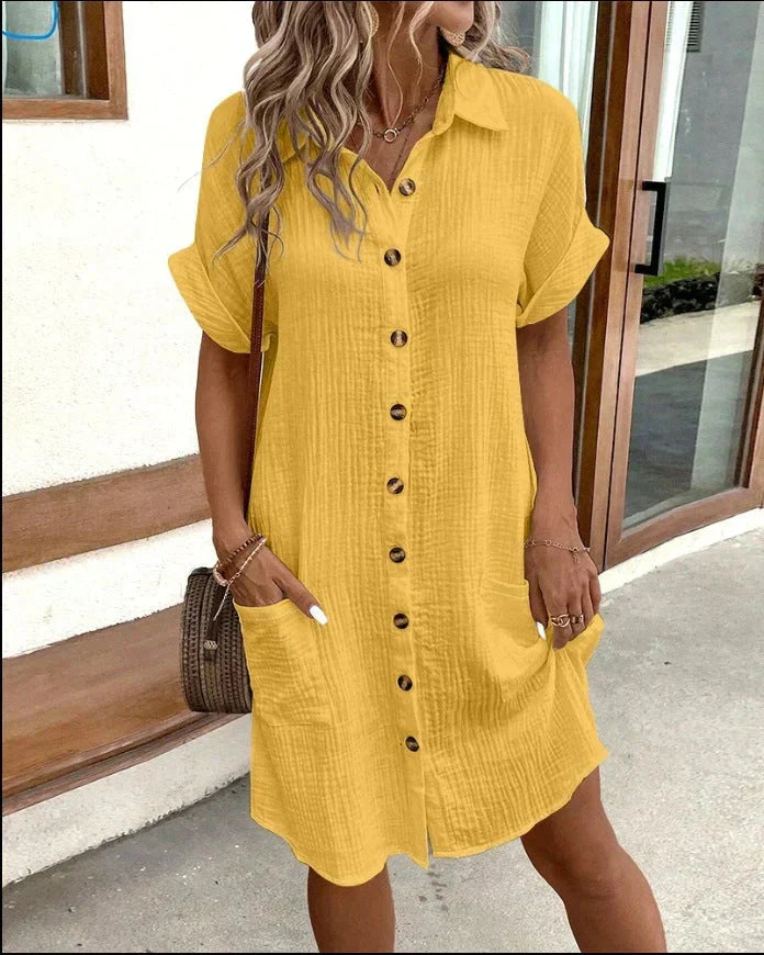 Luchtige dames zomerjurk: een trendy midi overhemdjurk met korte mouwen en knoopsluiting voor elke dag.