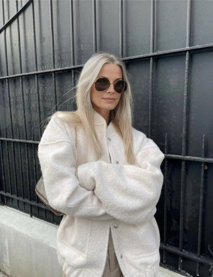 Dames oversized bomberjack, trendy en comfortabel voor een moderne streetstyle look.