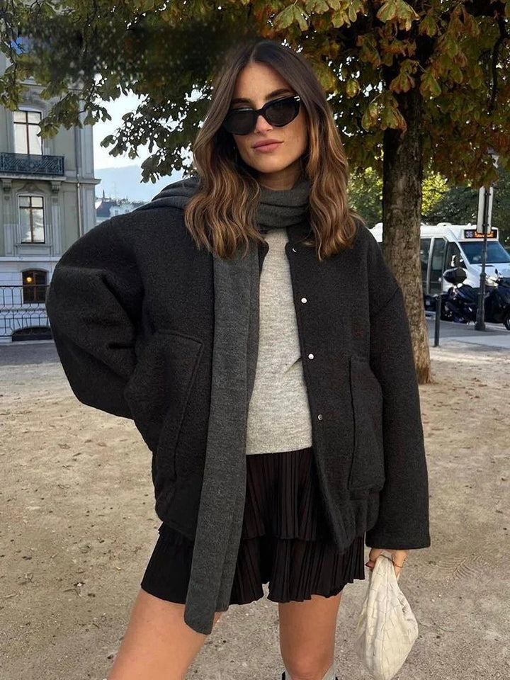 Trendy dames oversized bomberjack voor een streetstyle herfst outfit; comfortabele en praktische mode.