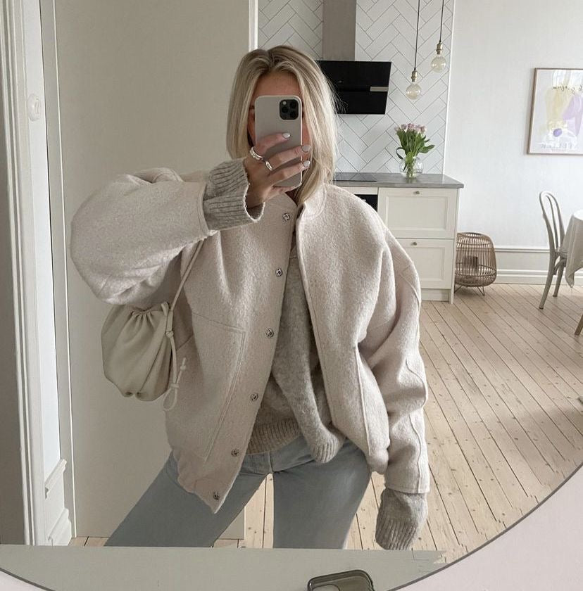Trendy dames oversized bomberjack met praktische zakken, perfect voor elke streetstyle outfit.