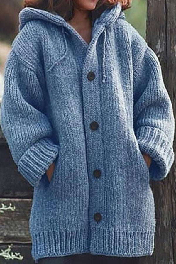 Vrouw draagt stijlvol oversized dames cardigan met capuchon, ontspannen en warm.