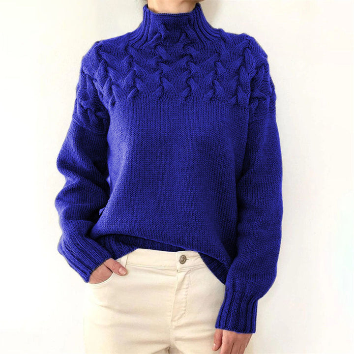Vrouw draagt comfortabele oversized coltrui. Ideaal voor koude winterdagen, een warme en stijlvolle trui.