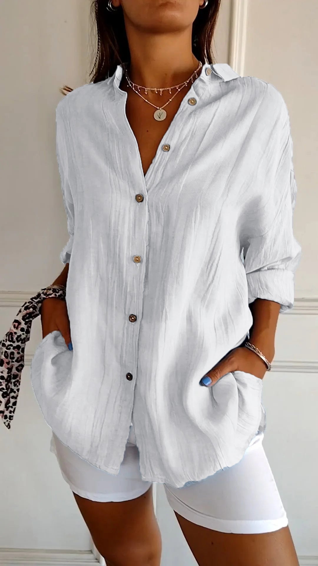 Modieus dames shirt, oversized met lange mouwen, zijzakken en knoopsluiting. Casual chic.