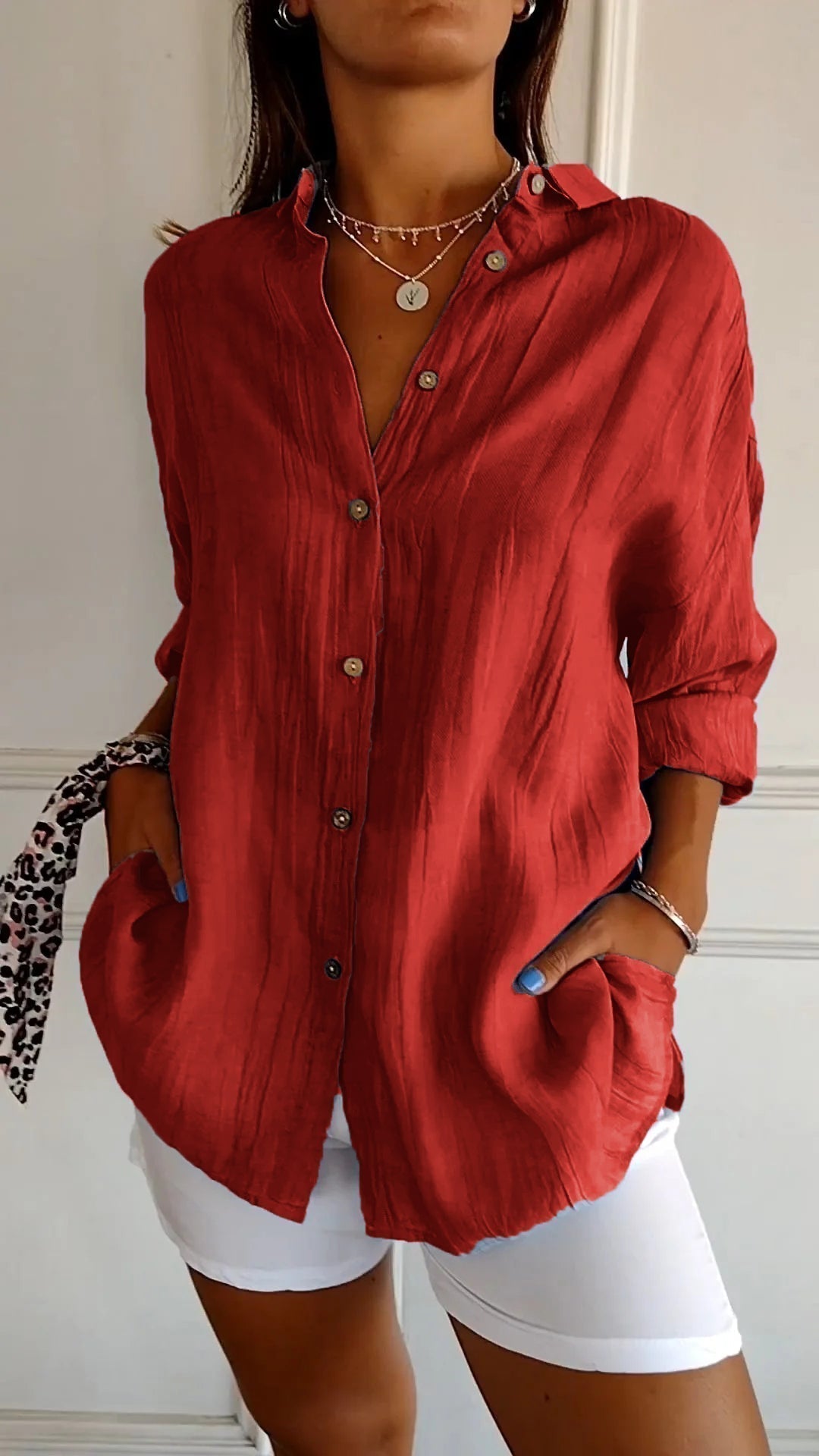 Oversized dames blouse, lange mouwen en handige zijzakken. Voor een relaxte, modieuze stijl.