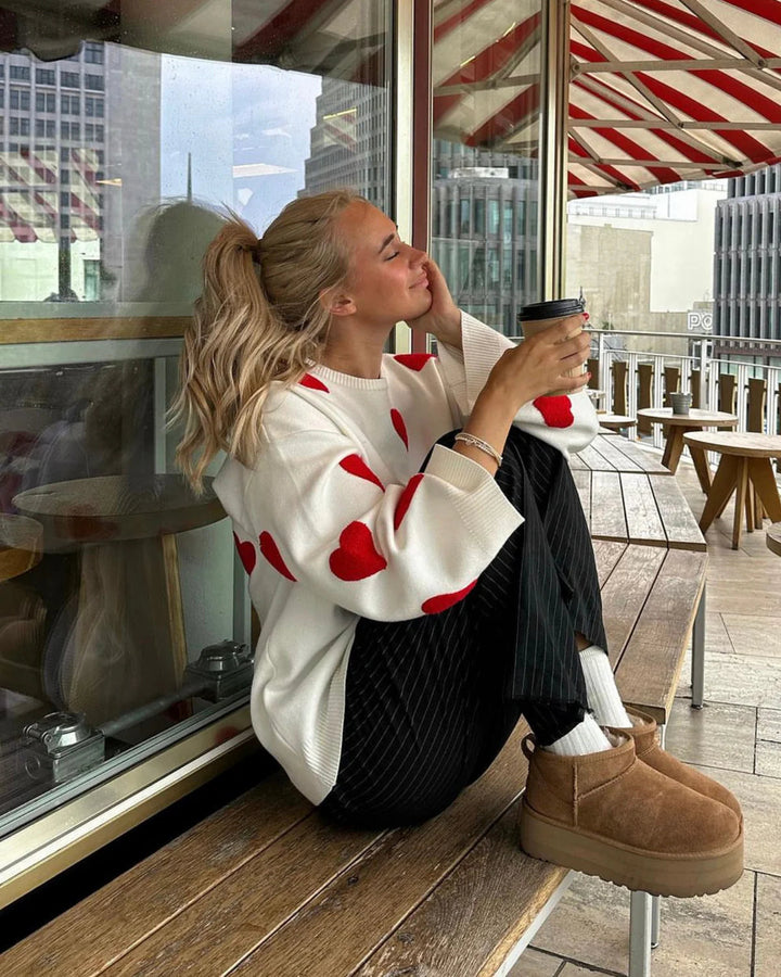 Trendy oversized dames sweater met hartjes en subtiele distressed details voor een stoere casual look.