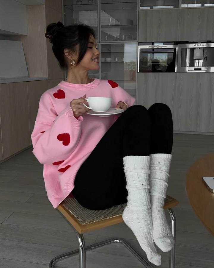 Zachte dames oversized sweater met hartjes, casual en comfortabel. Beschikbaar in roze, lila, rood.