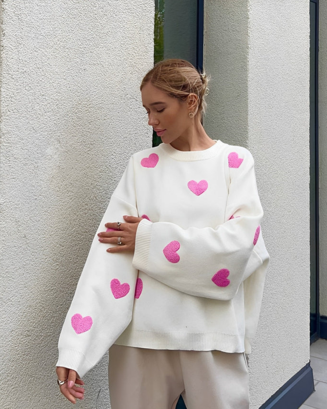 Stijlvolle vrouwen trui: oversized model met hartjes, perfect te combineren voor een trendy winteroutfit.